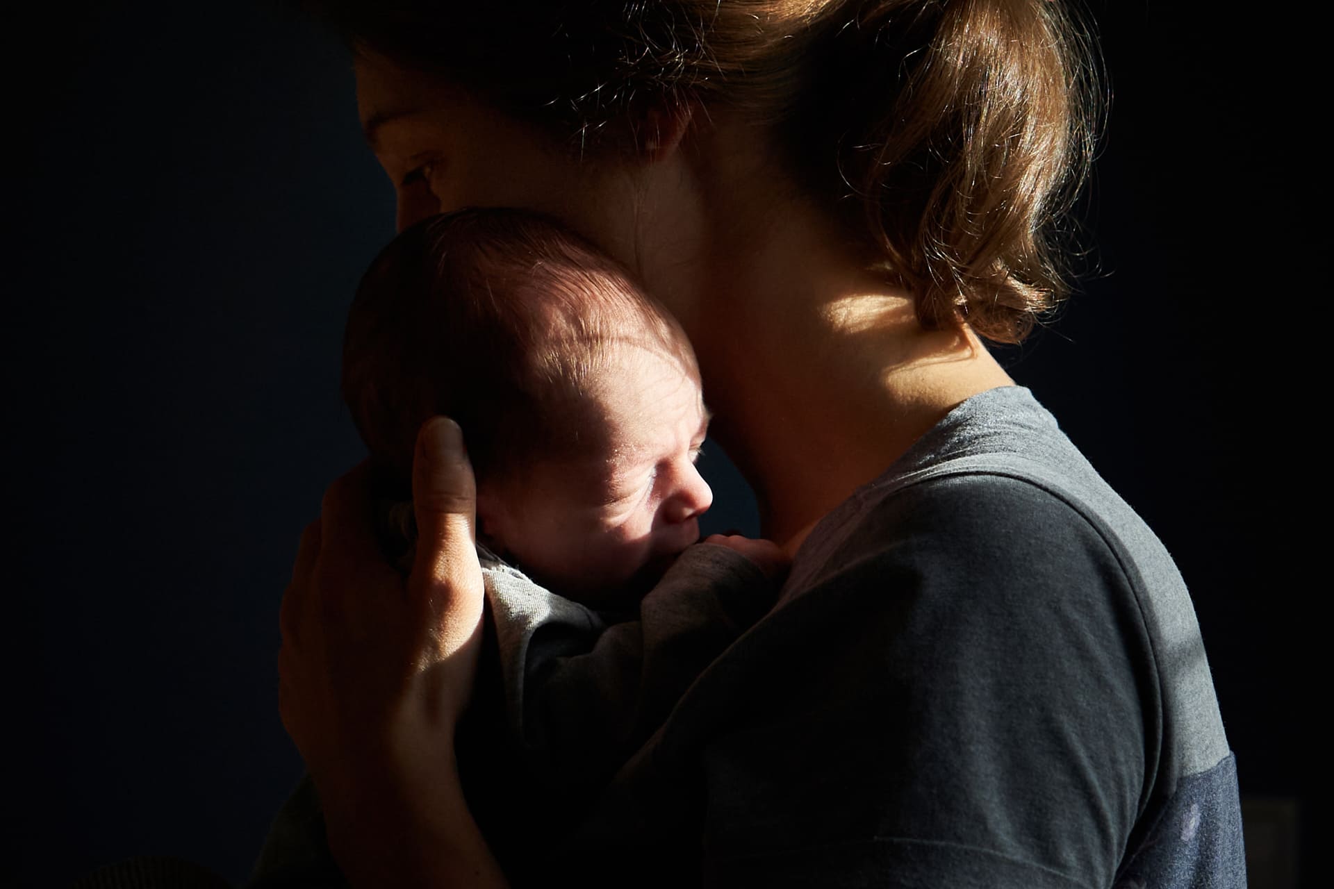 neugeborenenshooting neugeborenes im sonnenlicht