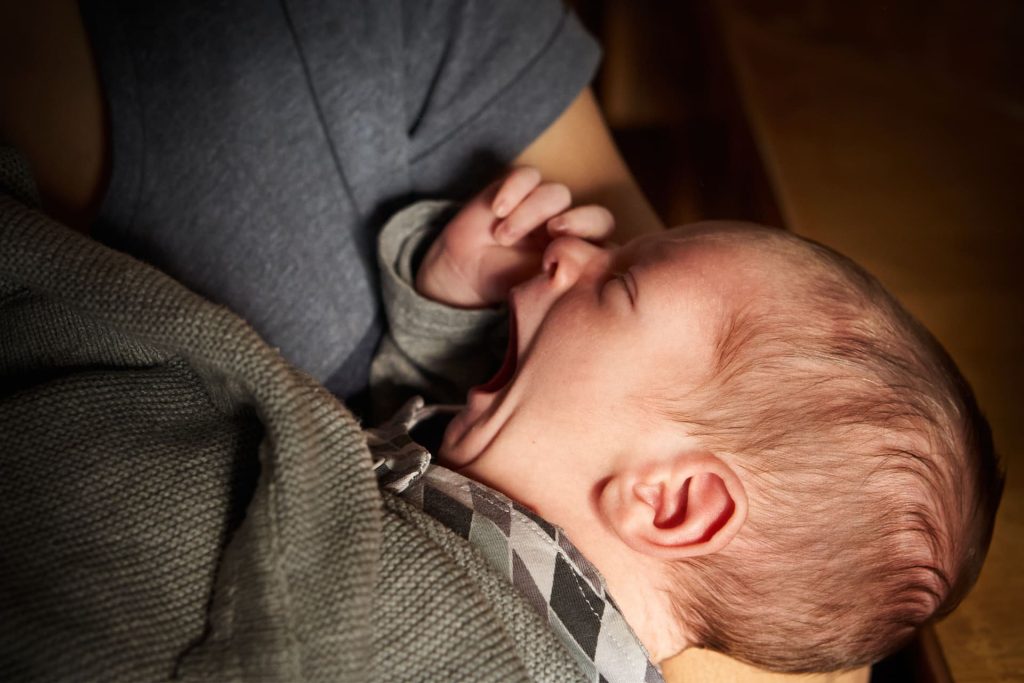 Neugeborenenshooting Baby gähnt