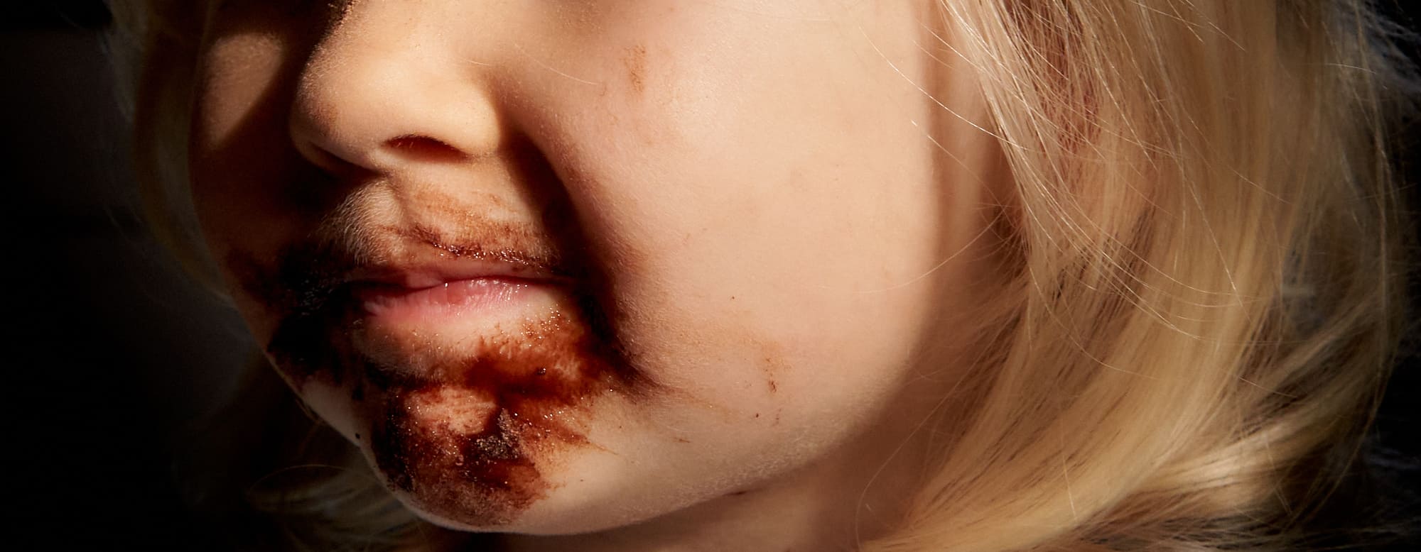 Familienfotografie mit Schokolade verschmierter Mund