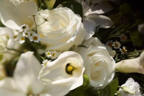bestattungsfotografie blumengesteck aus rosen