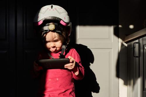 familienreportagen kind spielt vertieft am smartphone