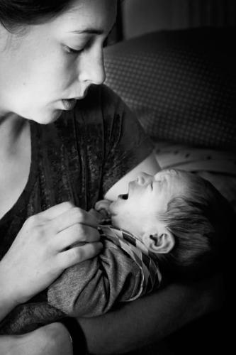neugeborenenshooting baby weint auf mamas arm