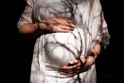 schwangerschaftsfotografie schwangere haelt liebevoll babybauch