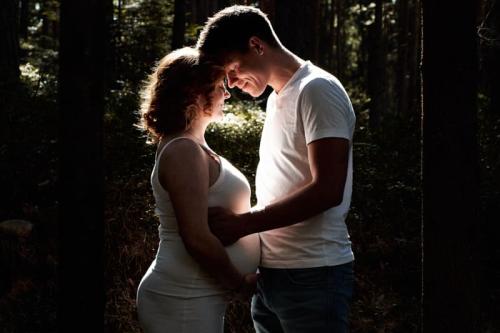 schwangerschaftsfotografie paar umarmt sich